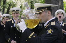 俄罗斯海军“大哥”您真能喝